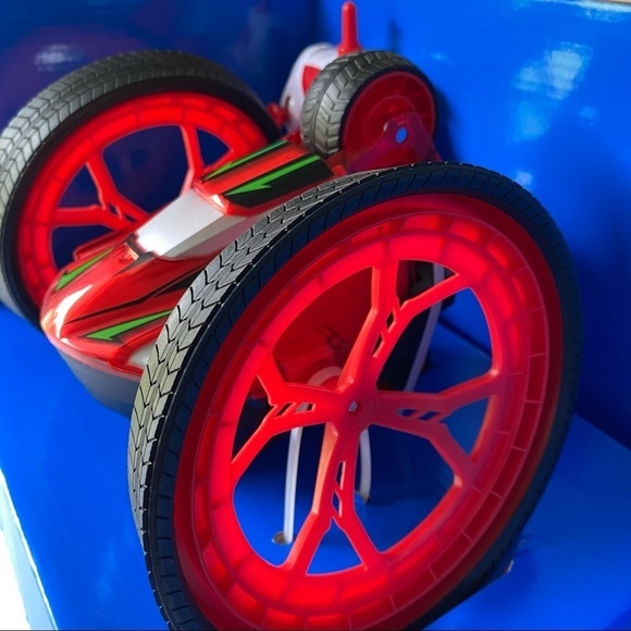 𝅺🔵 New Radio Control Rumbler With Extreme Tumbling And Spinning - Picture 2 of 9